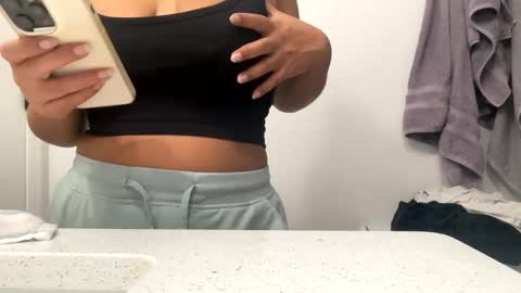 Snapshot of lovellly_ chatting on January 30, 2025, 9:47 pm Love online show from January 30, 2025, 9:47 pm