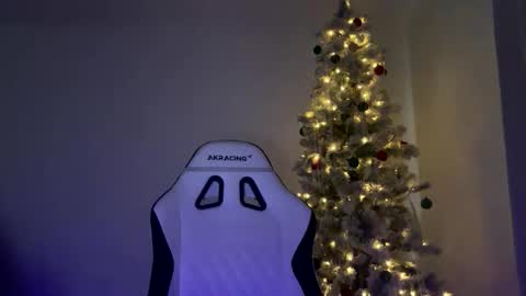 Snapshot of lovellly_ chatting on December 4, 2025, 8:06 pm Love online show from December 4, 2025, 8:06 pm