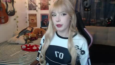 Snapshot of lovely_cass chatting on June 3, 2026, 11:54 pm Cassie online show from June 3, 2026, 11:54 pm