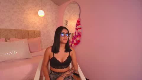 lovely_julls online show from February 6, 2026, 5:49 pm