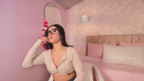 lovely_julls online show from February 12, 2026, 2:34 pm