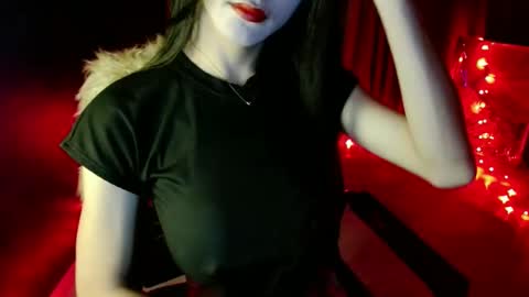 lovelypetite143 online show from April 9, 2026, 7:47 am