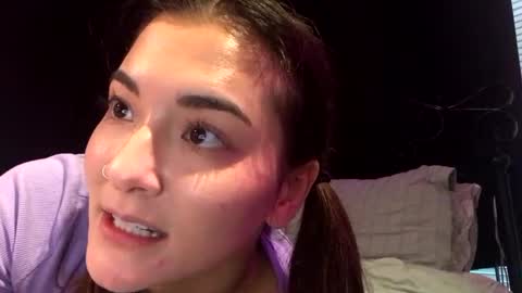 Queen Aria  online show from January 1, 2025, 11:40 pm