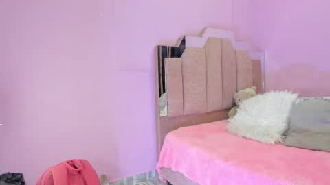 L O V E  online show from September 17, 2025, 12:07 pm