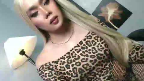 lovers moon22 online show from April 19, 2026, 6:10 pm