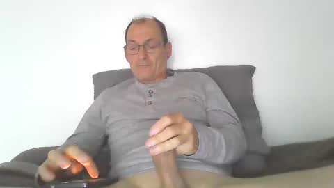 Snapshot of loves_to_cum2022 chatting on October 1, 2025, 7:36 am lovs2cum4u online show from October 1, 2025, 7:36 am