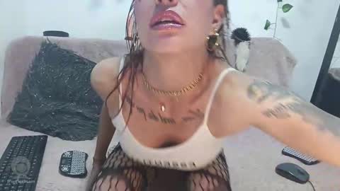 lu_pink online show from April 27, 2026, 12:25 pm