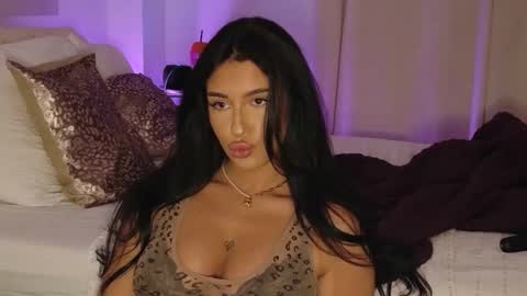 Luana Dess online show from May 11, 2026, 7:00 pm