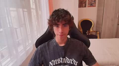 lucas_xo online show from October 23, 2025, 9:35 pm