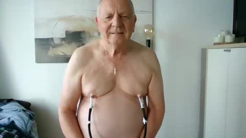 lucbottom031249 online show from April 19, 2026, 5:07 am