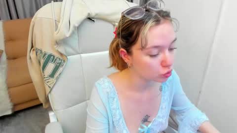 lucia_copper online show from December 4, 2025, 12:03 pm