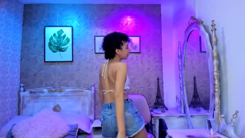 Snapshot of lucia_janne chatting on October 28, 2025, 7:49 pm Lucla online show from October 28, 2025, 7:49 pm