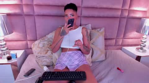  lucia wallace  online show from February 11, 2025, 1:31 am