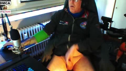        call me  Stefan online show from February 8, 2025, 2:16 pm