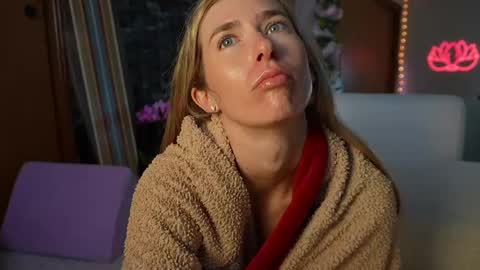 Snapshot of lucy_gooosey chatting on April 26, 2026, 5:43 pm Lucy. online show from April 26, 2026, 5:43 pm