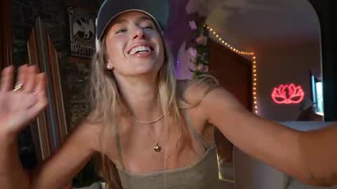 Snapshot of lucy_gooosey chatting on May 9, 2026, 1:44 am Lucy. online show from May 9, 2026, 1:44 am