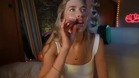 Snapshot of lucy_gooosey chatting on May 21, 2026, 2:18 am Lucy. online show from May 21, 2026, 2:18 am