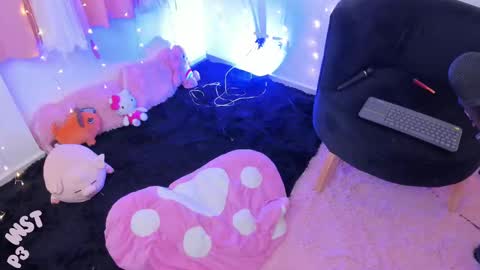 LUCYY FROM HOME  online show from March 9, 2025, 1:04 am