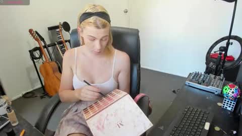 lucyylux online show from October 6, 2025, 9:34 pm