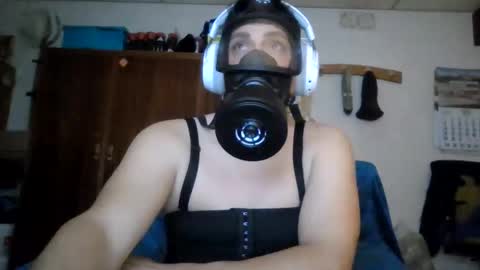 Snapshot of luis2423 chatting on May 8, 2026, 10:37 pm A slave to the mistress.. un esclavo para las amas dominantes. online show from May 8, 2026, 10:37 pm