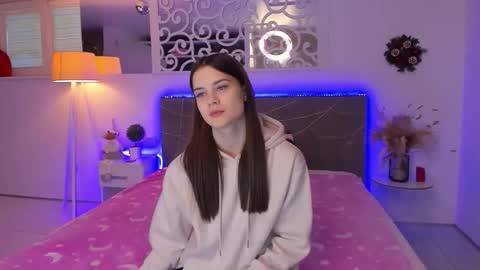 LuisaClover online show from December 19, 2025, 1:07 pm