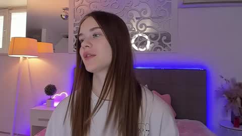 LuisaClover online show from April 22, 2026, 12:18 pm