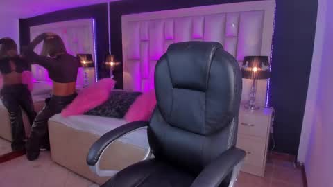 Luisa  online show from April 22, 2026, 3:13 pm