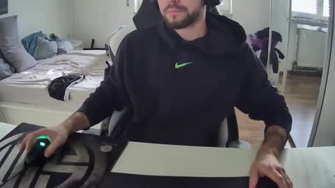 lukasschoetz online show from December 25, 2024, 12:47 pm