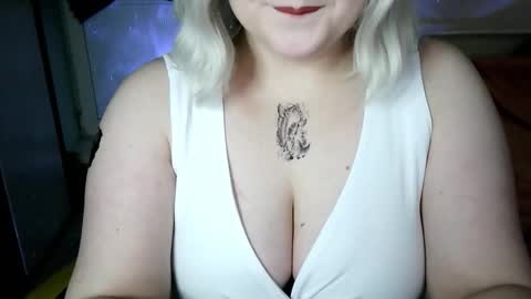 lulovia online show from February 19, 2026, 9:22 pm