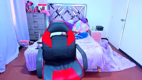 luna_analya online show from December 19, 2025, 12:12 pm