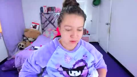 luna_analya online show from April 15, 2026, 3:08 pm