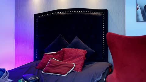 Luna And Titan  online show from January 8, 2026, 12:29 pm