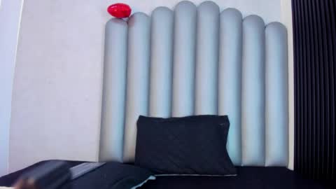 luna_bella_23 online show from April 18, 2026, 3:32 am