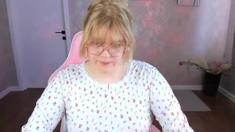 luna online show from April 22, 2026, 1:19 am