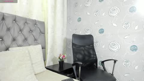 Luna Eva online show from April 8, 2026, 4:51 pm