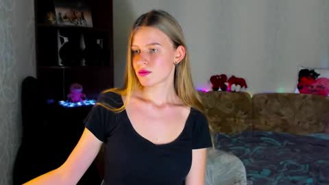 luna_evan online show from January 21, 2025, 2:15 pm