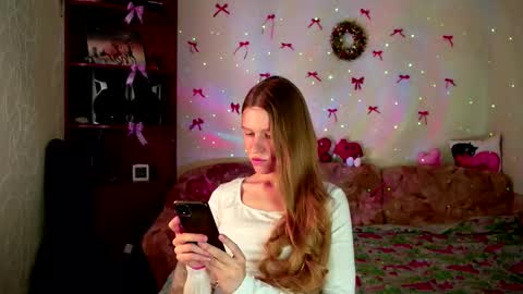 luna_evan online show from March 19, 2026, 9:13 am