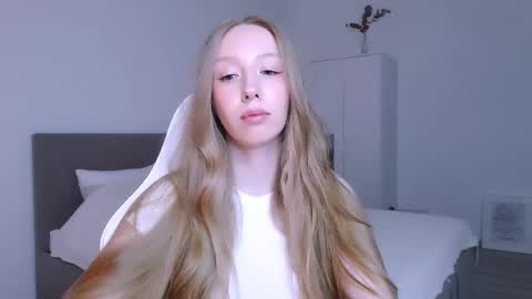 Luna online show from November 21, 2025, 8:40 pm