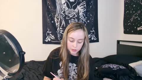 Luna online show from October 3, 2025, 10:07 pm