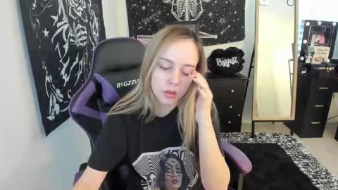 Luna online show from December 18, 2025, 6:03 pm