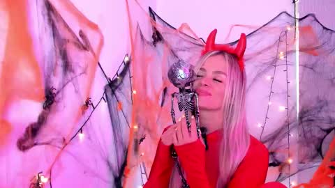 Luna Marquez online show from October 26, 2025, 10:04 pm