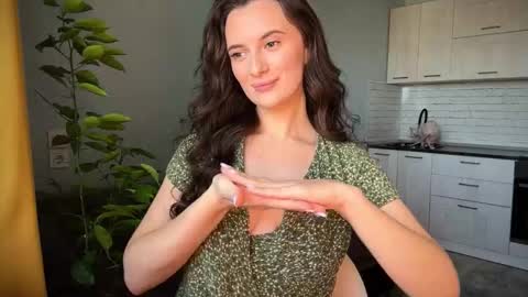 luna_raee online show from September 23, 2025, 7:55 am
