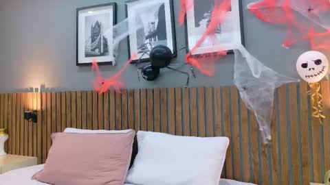 LUNA  online show from October 22, 2025, 1:44 pm