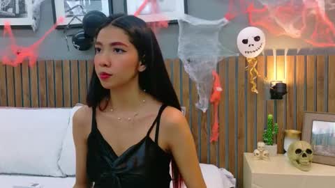 LUNA  online show from October 24, 2025, 1:51 pm