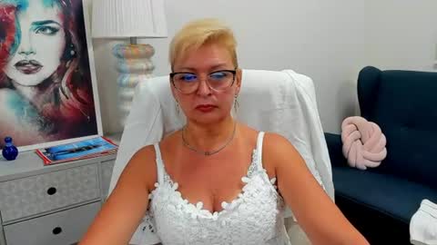L u n a online show from July 9, 2026, 7:01 am