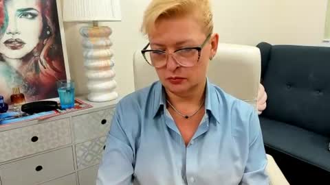 L u n a online show from July 18, 2026, 6:39 am