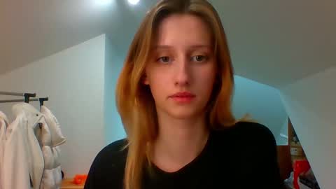 L U N A  online show from December 18, 2024, 2:49 pm