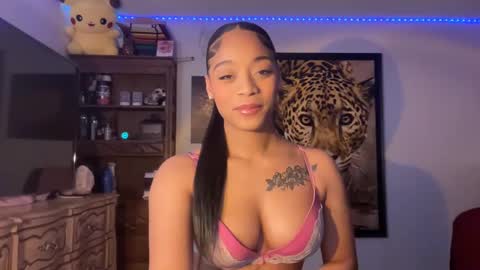 lunaa_11 online show from February 28, 2025, 5:37 am