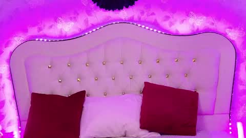 lunababe_ online show from April 22, 2026, 9:55 am