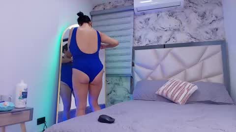 LUNA  online show from November 22, 2025, 3:27 am